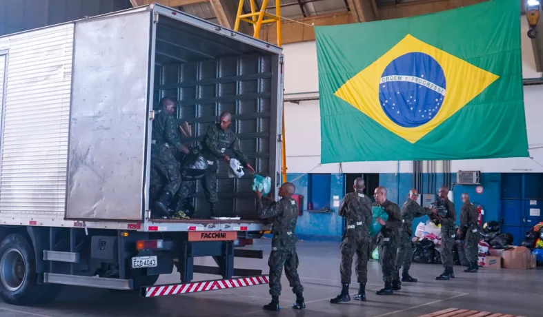 Rafael AnticagliaEquipe da FAB descarregando doações que foram levadas via aérea de SP a Canoas