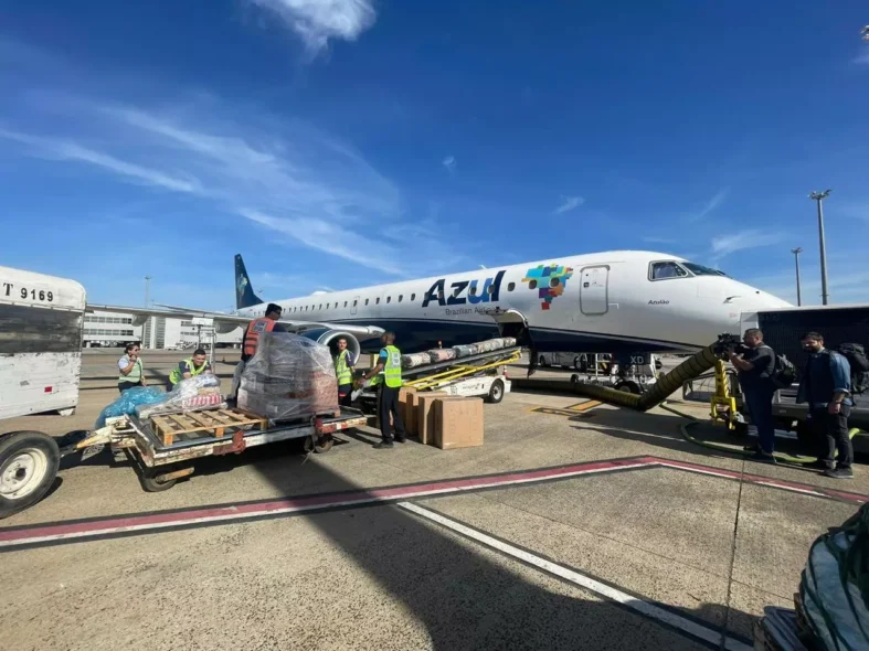 Azul realiza mais dois voos humanitários com donativos para Canoas (RS).