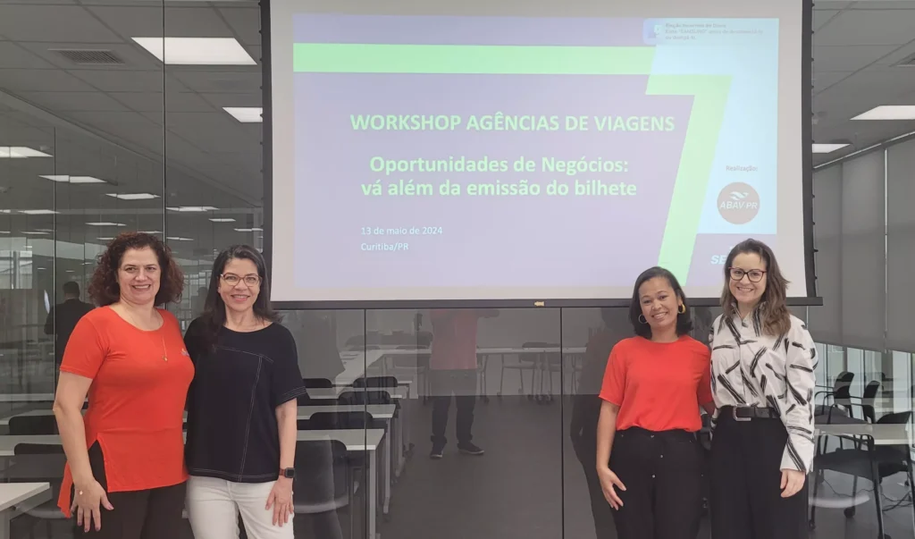 Adriani Nichele, vice-presidente da Abav-PR, Marcia Giubertoni, consultora do Sebrae/PR, a agente de viagens Cristina de Oliveira e a palestrante Ana Paula Soliman. Foto: André Nunes