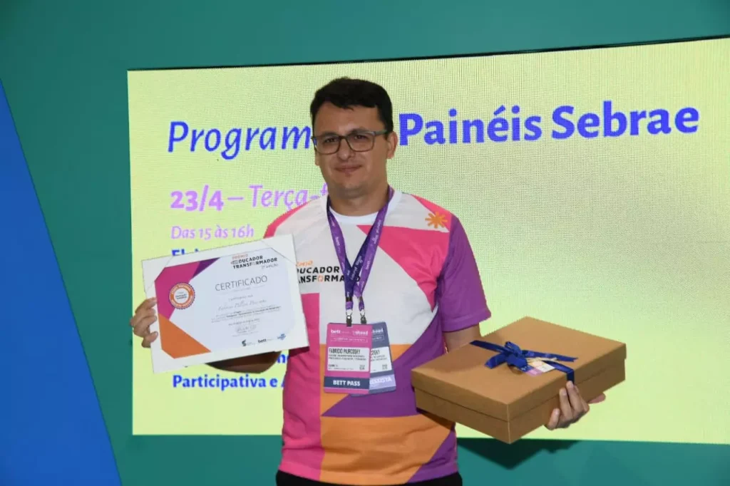 O professor Fabricio Pelloso Piurcosky com os prêmios do primeiro lugar na categoria “Ensino Superior” - Crédito da foto Túlio Vidal