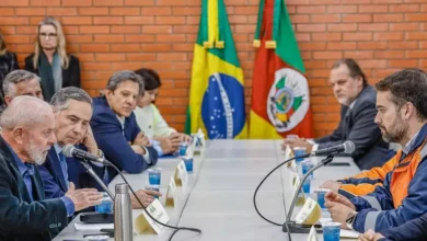 O presidente Lula durante reunião com ministros, o governador do Rio Grande do Sul, Eduardo Leite, e o presidente do STF, Luis Barroso. Foto: Ricardo Stuckert/PR