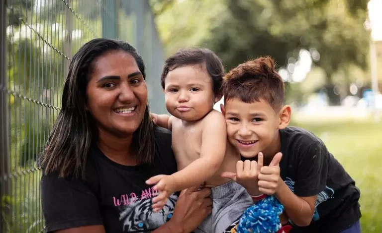 Antônia e os filhos Enzo (6 anos) e Lorenzo (1 ano) em Brasília (DF): obras e equipamentos têm impacto direto no cotidiano de mães e de responsáveis pelo cuidado com crianças e adolescentes - Foto: Lyon Santos / MDS