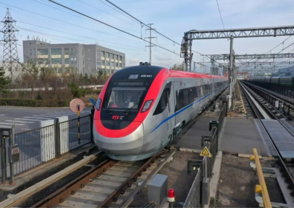 _Trem-da-EFE-partindo-de-Santiago-para-Chillan