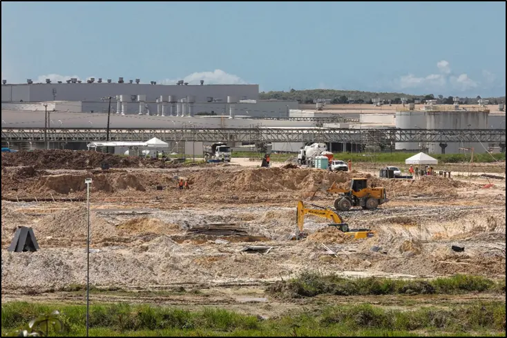 Máquinas em ritmo acelerado na construção da fábrica da BYD em Camaçari (BA)