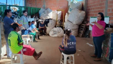 Oficina educativa sendo realizada na Associação de Catadores de Materiais Recicláveis Amigos de Itaperuçu (ACRAI). Divulgação.