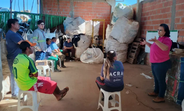 Oficina educativa sendo realizada na Associação de Catadores de Materiais Recicláveis Amigos de Itaperuçu (ACRAI). Divulgação.