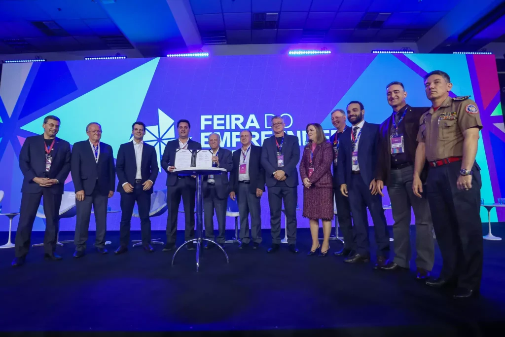 Assinatura do decreto foi realizada na abertura Feira do Empreendedor, evento realizado pelo Sebrae/PR, com a presença do Governador Carlos Massa Ratinho Júnior, diretoria do Sebrae/PR, secretários estaduais e autoridades presentes. (Foto: Inove)