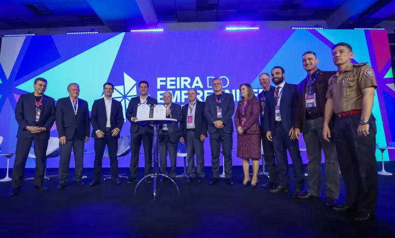 Assinatura do decreto foi realizada na abertura Feira do Empreendedor, evento realizado pelo Sebrae/PR, com a presença do Governador Carlos Massa Ratinho Júnior, diretoria do Sebrae/PR, secretários estaduais e autoridades presentes. (Foto: Inove)