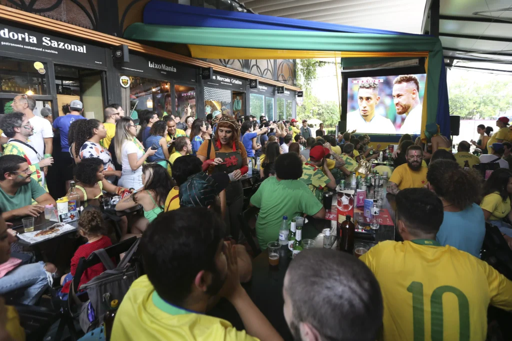 Torcedores vão a bares acompanhar jogos de futebol - Foto: Valter Campanato/Agência Brasil