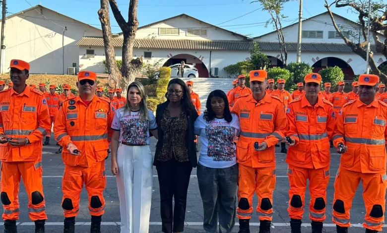 Familiares de vítimas de Brumadinho participam da entrega de viaturas ao Corpo de Bombeiros - Foto: AVABRUM