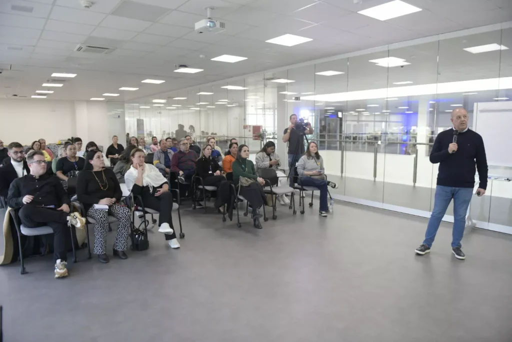 Eduardo Laynes, sócio-fundador da Pet Viagens Mania, compartilha dicas e melhores práticas para tornar negócios pet friendly, destacando a regulamentação da convivência pet em Curitiba. (Foto: Bruno Tadashi)