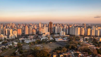 Destacando-se por suas políticas de planejamento urbano inovadoras e sustentáveis, Curitiba foi eleita a cidade mais inteligente do mundo em 2023 pela World Smart City Awards Créditos: Envato