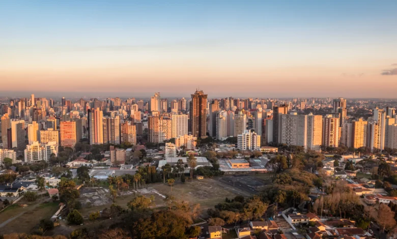 Destacando-se por suas políticas de planejamento urbano inovadoras e sustentáveis, Curitiba foi eleita a cidade mais inteligente do mundo em 2023 pela World Smart City Awards Créditos: Envato