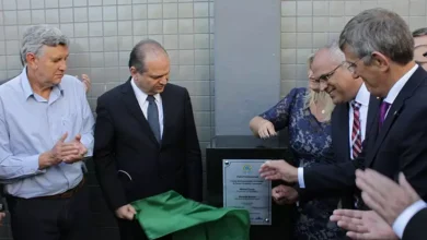 Ricardo: Ricardo Barros e autoridades descerrando em 2018 a placa de lançamento da pedra fundamental do Centro de Hematologia e Oncologia do GHC. Guilherme de Faveri, Bruno de Barros, Taina Flores e Guilherme Bernst (Fotos)