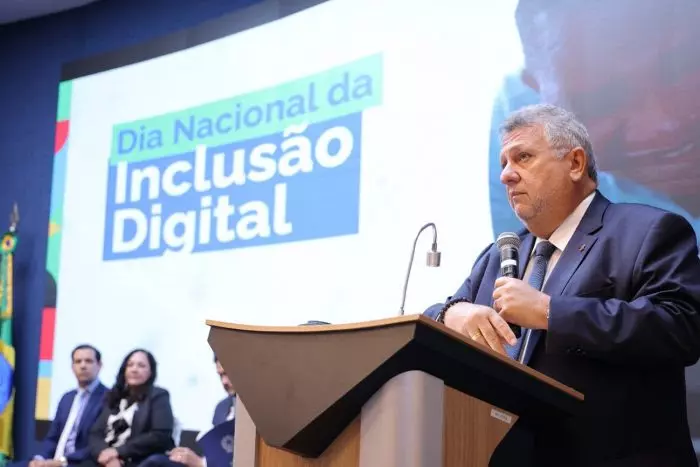 Presidente Carlos Vieira em cerimônia no Ministério das Comunicações em março deste ano