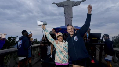 A campeã Thalya Hill (à direita) com a ultramaratonista Fernanda Maciel (à esquerda) no Red Bull 24 Horas, competição de corrida sediada no Cristo Redentor (Foto: Marcos Serra Lima/Red Bull Content Pool)