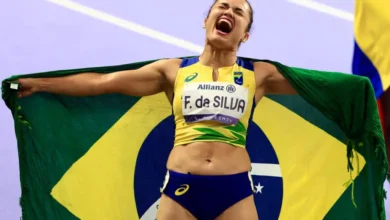 Fernanda Yara, com a bandeira do Brasil, após conquistar o ouro nos 400m, da classe T47, nos Jogos Paralímpicos Paris 2024 | Foto: Marcello Zambrana /CPB