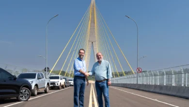 Diretores-gerais Enio Verri e Justo Zacarías Irún na Ponte da Integração. Foto: Sara Cheida/Itaipu Binacional