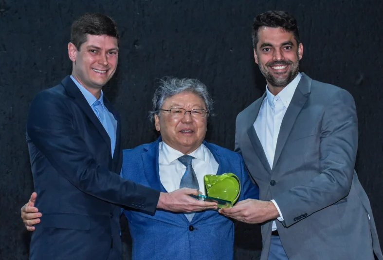 Representante-da-Hyundai-recebe-o-Trofeu