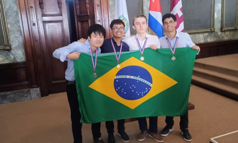 Da esquerda para a direita: David Li Chiun Liu, medalhista de prata; Marcos Paulo Gonçalves Santos, medalhista de ouro; Pedro Perry Resende, prata e Arthur Kui, ouro.