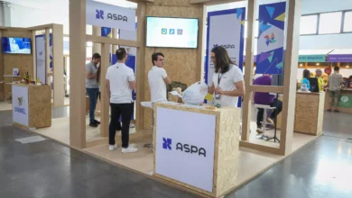 Equipe da Aspa Chat, estreante na feira, se preparando para receber o público. Foto: Inove.