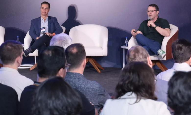 Paulo Solmucci, presidente-executivo da Abrasel, e Edu Neves, CEO do Reclame Aqui, durante painel "Experiência do consumidor: ponto fundamental para alavancar seu negócio". Imagem: Edgar Mafra