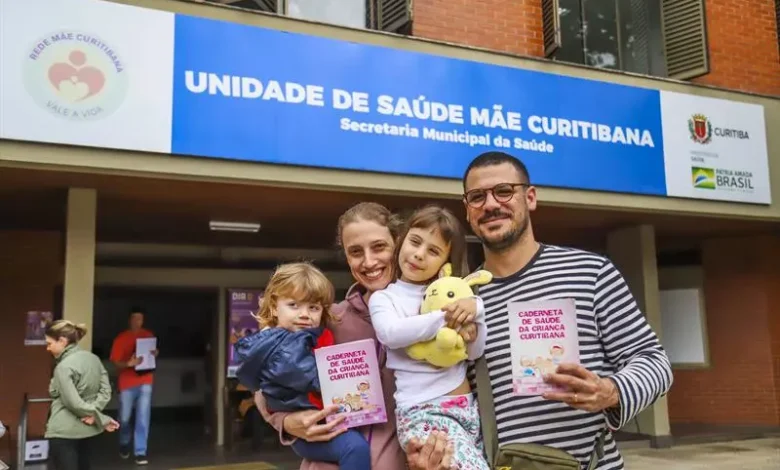 vacina pais com filhas e cadernetas de vacinação