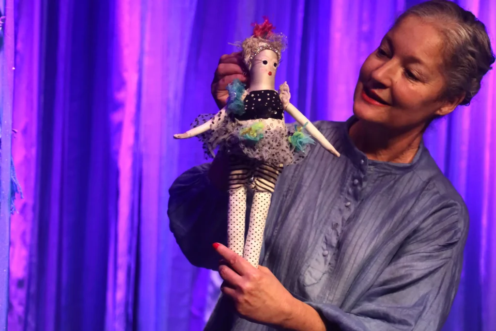 A atriz e diretora Cristine Conde em Pedacinho de Tudo, espetáculo infantil autobiográfico. Foto: Lídia Ueta