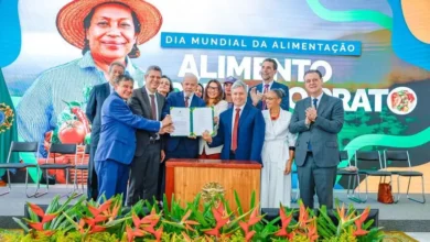 O presidente Lula, a primeira-dama Janja e ministros durante cerimônia em comemoração ao Dia Mundial da Alimentação, no Palácio do Planalto - Foto: Ricardo Stuckert / PR