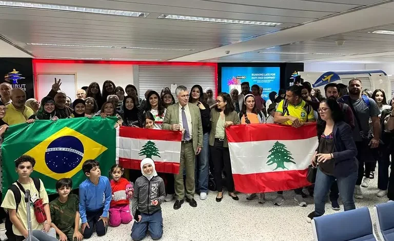 Mulheres, crianças, idosos e suas famílias tiveram prioridade na primeira escala da Operação Raízes do Cedro, que deixou o Líbano neste sábado. Foto: Embaixada do Brasil no Líbano / Divulgação