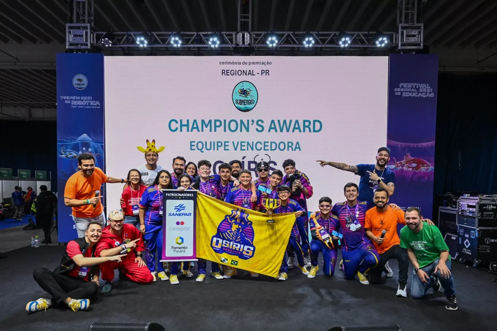 Equipe de garagem conquista o Champion’s Award, na modalidade FLL | Foto: Inove