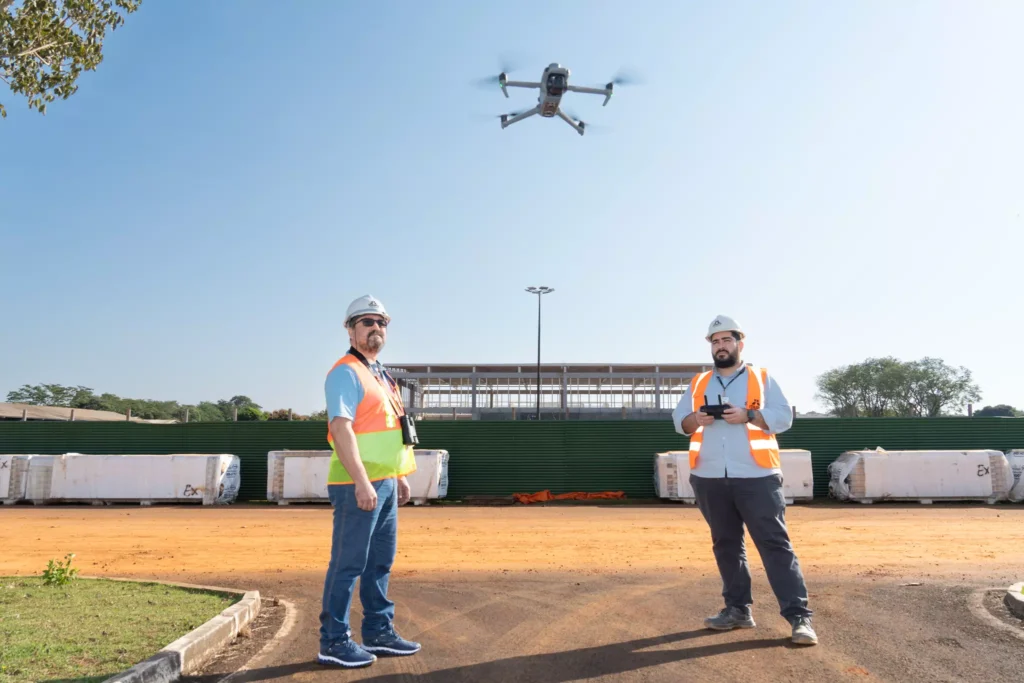 Foto final 747: Técnicos Anderson de Moura e Elder Baez Flores em trabalho de campo. Fotos: Sara Cheida/Itaipu Binacional