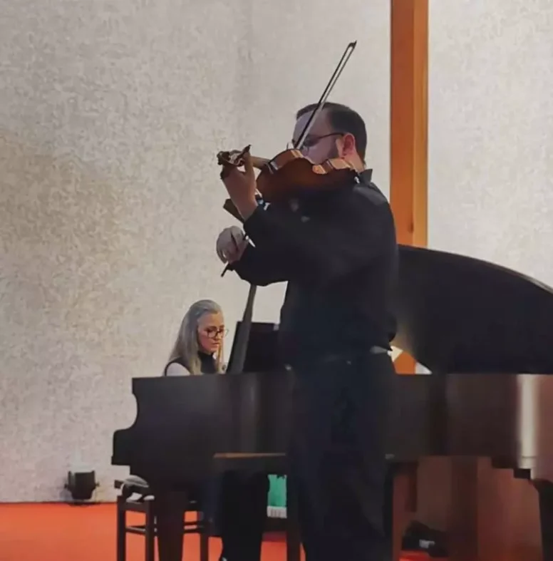 Cherli Hort com o violinista Leandro Pereira na última apresentação do projeto Música na Redentor que terá novo concerto com o Quarteto Bis neste sábado, 2 de novembro às 19h Silvia Valim / Divulgação Redentor