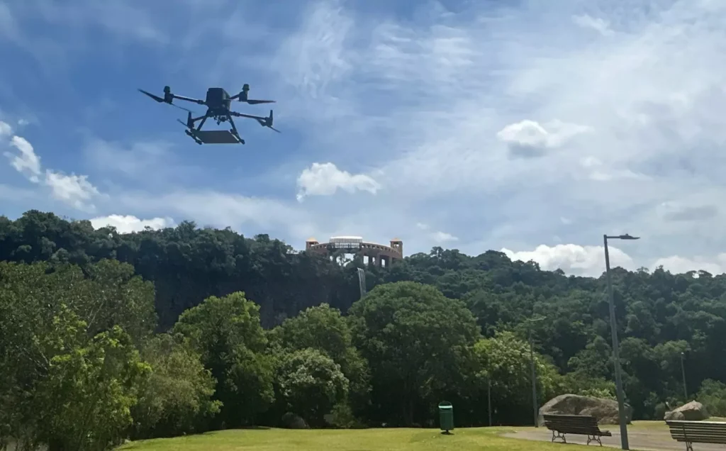 Prefeito Rafael Greca firma parceria para testes de delivery por drones em Curitiba em voo inaugural nesta quarta-feira (27/11)