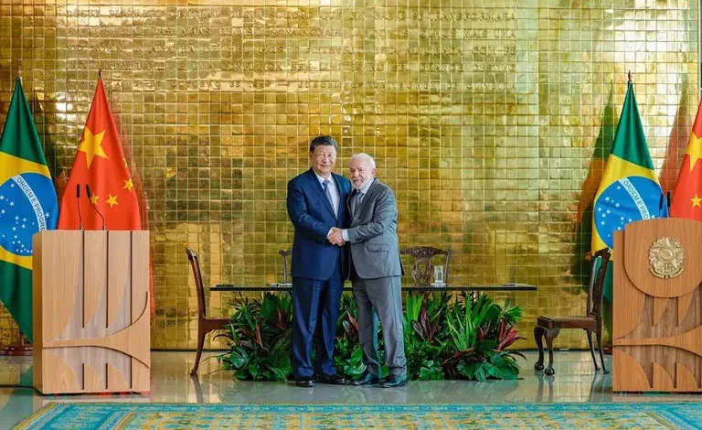 Xi Jinping e Lula durante a cerimônia de assinatura de atos no Palácio da Alvorada. Foto: Ricardo Stuckert / PR