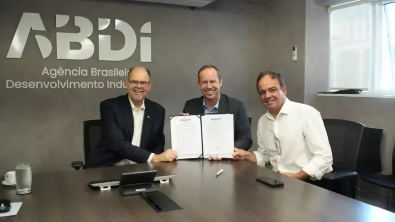 Na foto: Alex Canziani, secretário de Inovação e Transformação Digital do Paraná; Ricardo Cappelli, presidente da Agência Brasileira de Desenvolvimento Industrial (ABDI); e Felipe Côrtes, coordenador da Política Estadual de Defesa dos Direitos da Pessoa com Deficiência da SEDEF/PR. Crédito: Mariana Caetano
