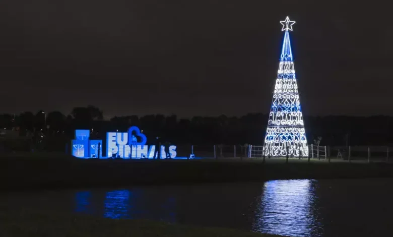 Acendimento das luzes de Natal irá iluminar o Parque das Águas e todos os bosques de Pinhais a partir deste sábado (23). (Foto: PMP)