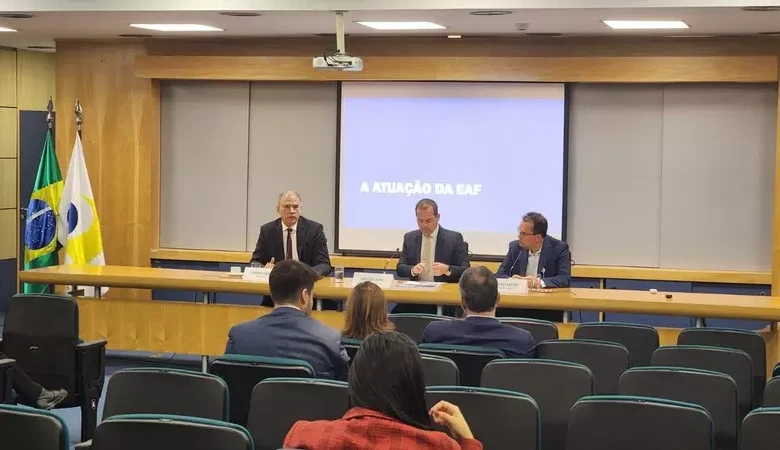 Na coletiva para a imprensa (da esquerda para a direita): Leandro Guerra, CEO da EAF; Vinícius Caram, conselheiro da Anatel e secretário do GAISPI; e Antonio Parrini, COO da EAF. Crédito: Acervo EAF