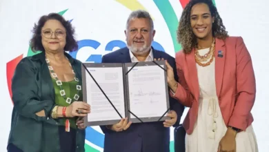 No centro, o presidente da CAIXA, Carlos Vieira. À esquerda, a vice-presidente de Habitação do banco, Inês Magalhães, e à direita, a ministra da Igualdade Racial, Anielle Franco