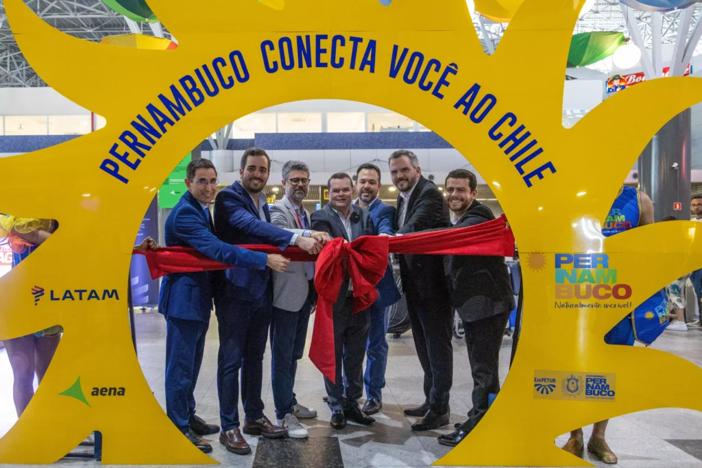 Eduardo Macedo (gerente de Assuntos Públicos da LATAM Brasil), acompanhado de representantes da Aena e do Governo de Pernambuco (Crédito: Jorge Pinho)