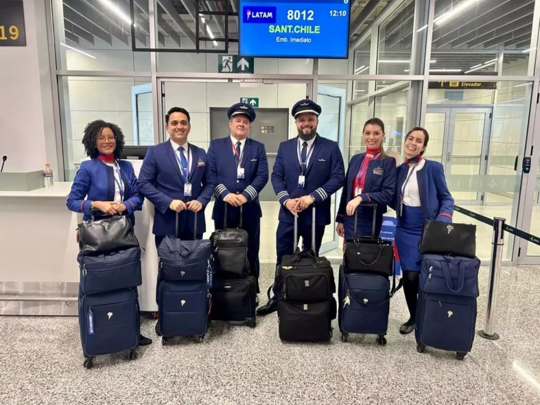 Tripulação pernambucana do voo inaugural da rota Recife-Santiago da LATAM (Divulgação LATAM)