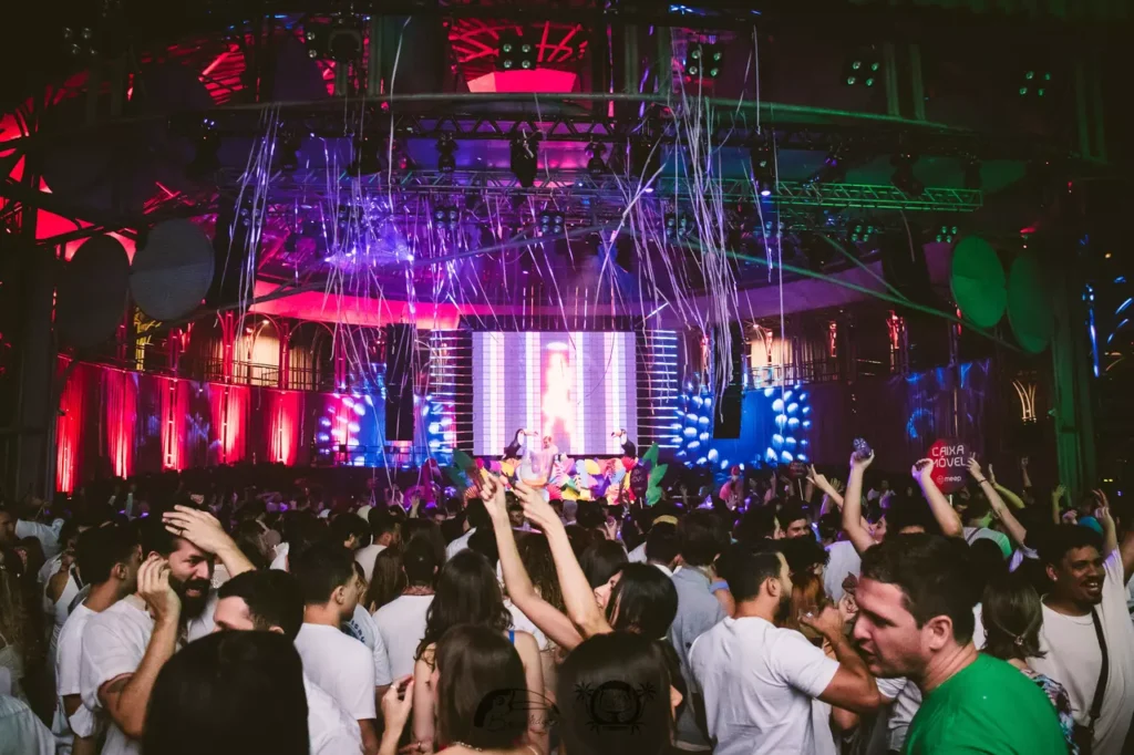 Virada-Paradisiaca-ocupa-a-Opera-de-Arame-Cred-Monica-Lachman