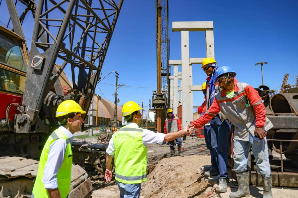 porto_paranagua_ratinho ministro e trabalhadores moegão