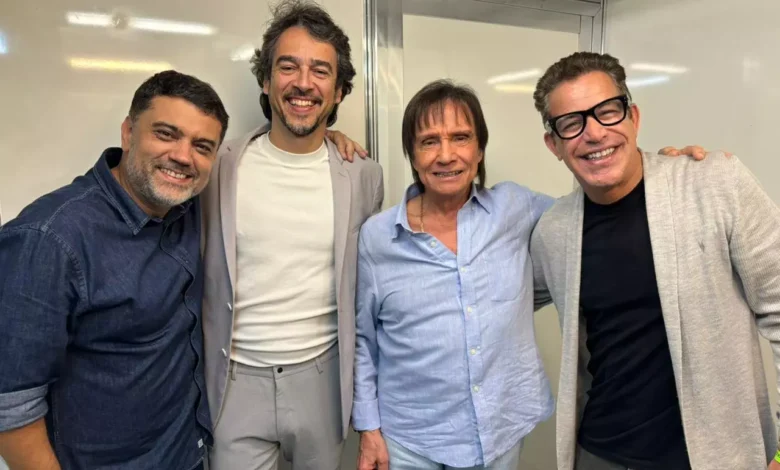 Roberto Carlos com Flávio Pinheiro, Afonso Carvalho e Luiz Calainho, sócios da Musickeria