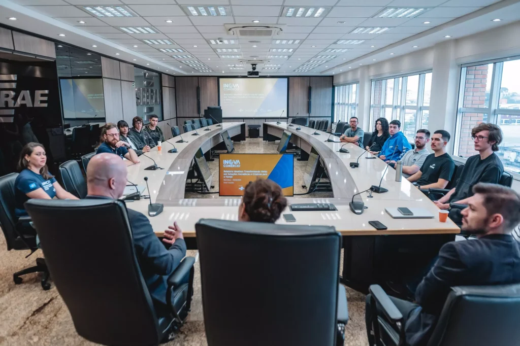 Evento iniciou na sede do Sebrae/PR, em Curitiba, reunindo o grupo vencedor e representantes das instituições realizadoras do Inova Comércio. Fotos: Inove.