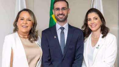 Da esquerda para a direita estão Jannaína Ferreira de Melo Vasco; Raphael Sahd, presidente da comissão Eleitoral do CFBM e Daiane Pereira Camacho