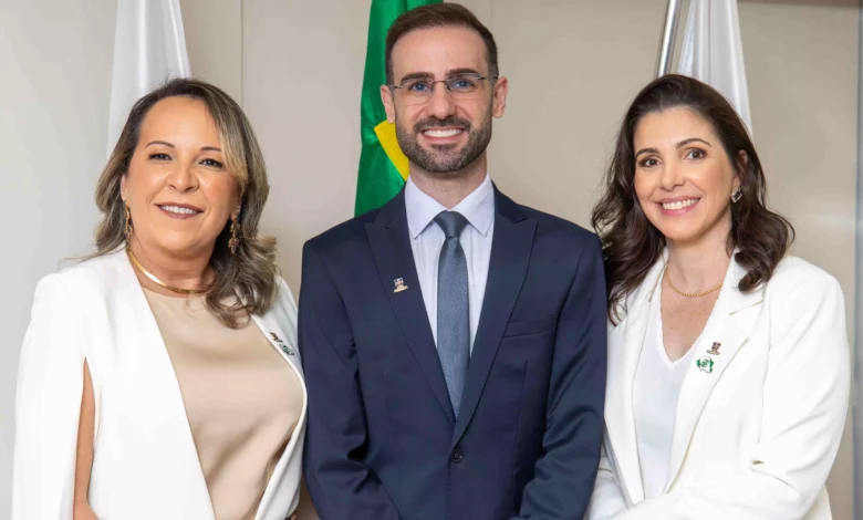 Da esquerda para a direita estão Jannaína Ferreira de Melo Vasco; Raphael Sahd, presidente da comissão Eleitoral do CFBM e Daiane Pereira Camacho