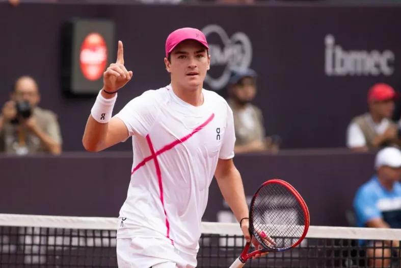 Joao Fonseca joga o Rio Open 2025 (Divulgação/Fotojump)
