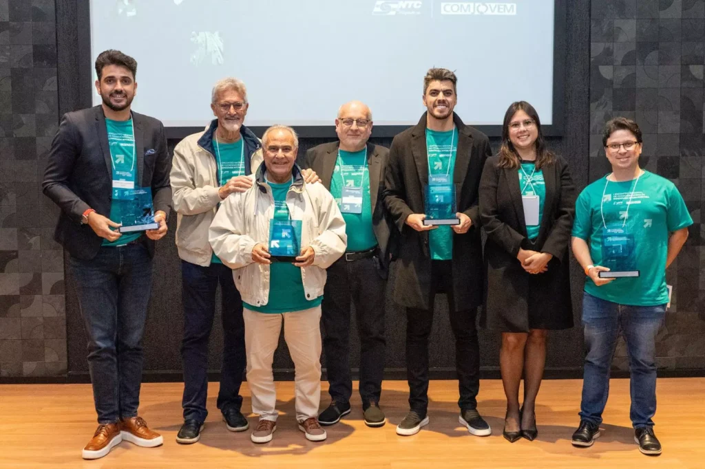 Da esquerda para direita: Antonio Ruyz - presidente do SINTROPAR; Eduardo Rebuzzi - Presidente da NTC&Logística; Cel. Sérgio Malucelli - Presidente da FRETRANSPAR; Silvio Kasnodzei - Presidente do SETCEPAR; André Rufato - Sócio Administrador da Rufato transportes; Aline Maicrovicz - Superintendente do FOZTRANS; Alexandre Loureiro Aliski - Coordenador da COMJOVEM Curitiba