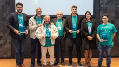 Da esquerda para direita: Antonio Ruyz - presidente do SINTROPAR; Eduardo Rebuzzi - Presidente da NTC&Logística; Cel. Sérgio Malucelli - Presidente da FRETRANSPAR; Silvio Kasnodzei - Presidente do SETCEPAR; André Rufato - Sócio Administrador da Rufato transportes; Aline Maicrovicz - Superintendente do FOZTRANS; Alexandre Loureiro Aliski - Coordenador da COMJOVEM Curitiba